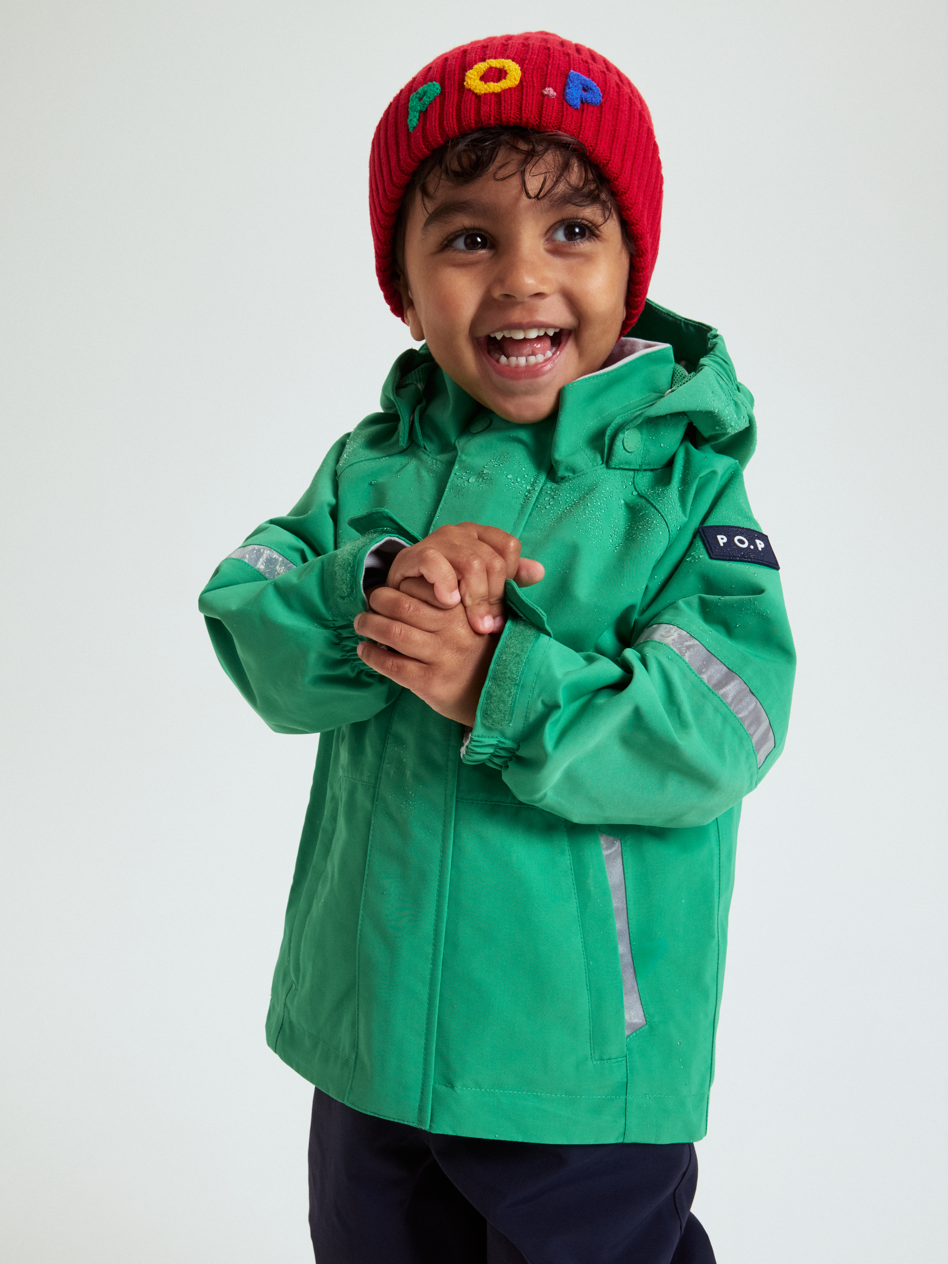 Ribbstickad mössa P-applikation | barnklader - accessoarer - mossor | BabyMode