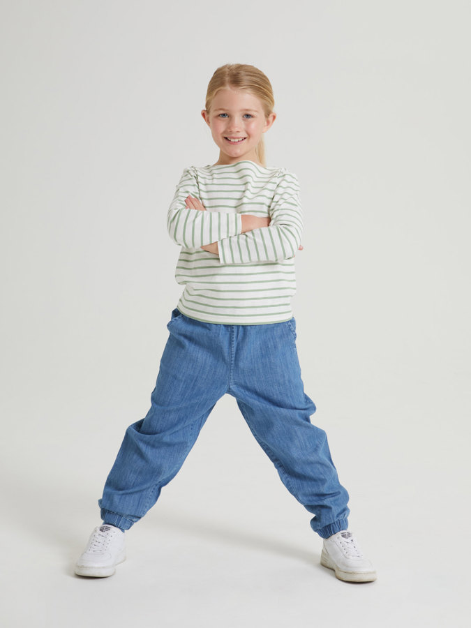 Byxa med fickor i denim