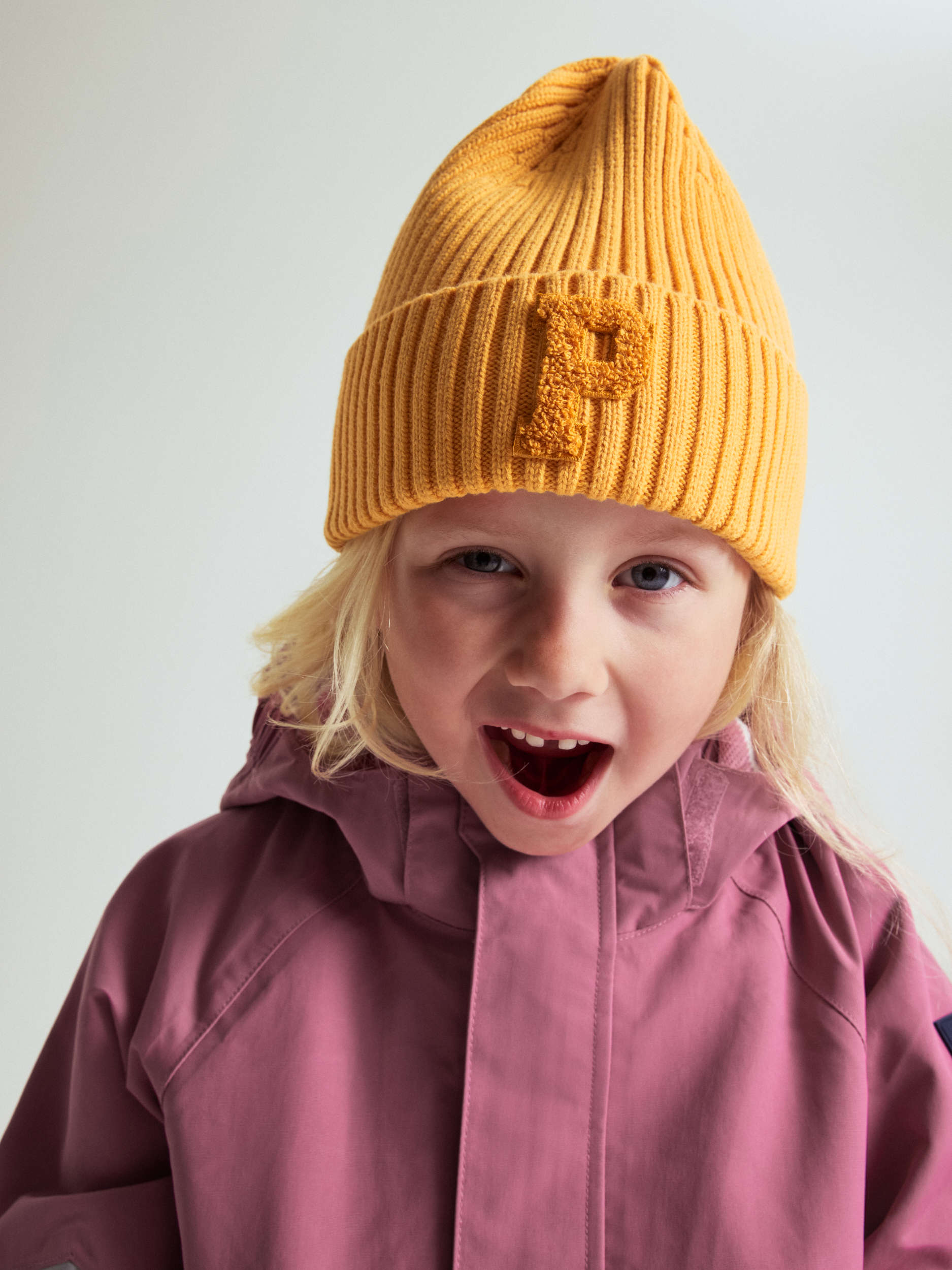 Ribbstickad mössa med P-applikation | barnklader - accessoarer - mossor | BabyMode