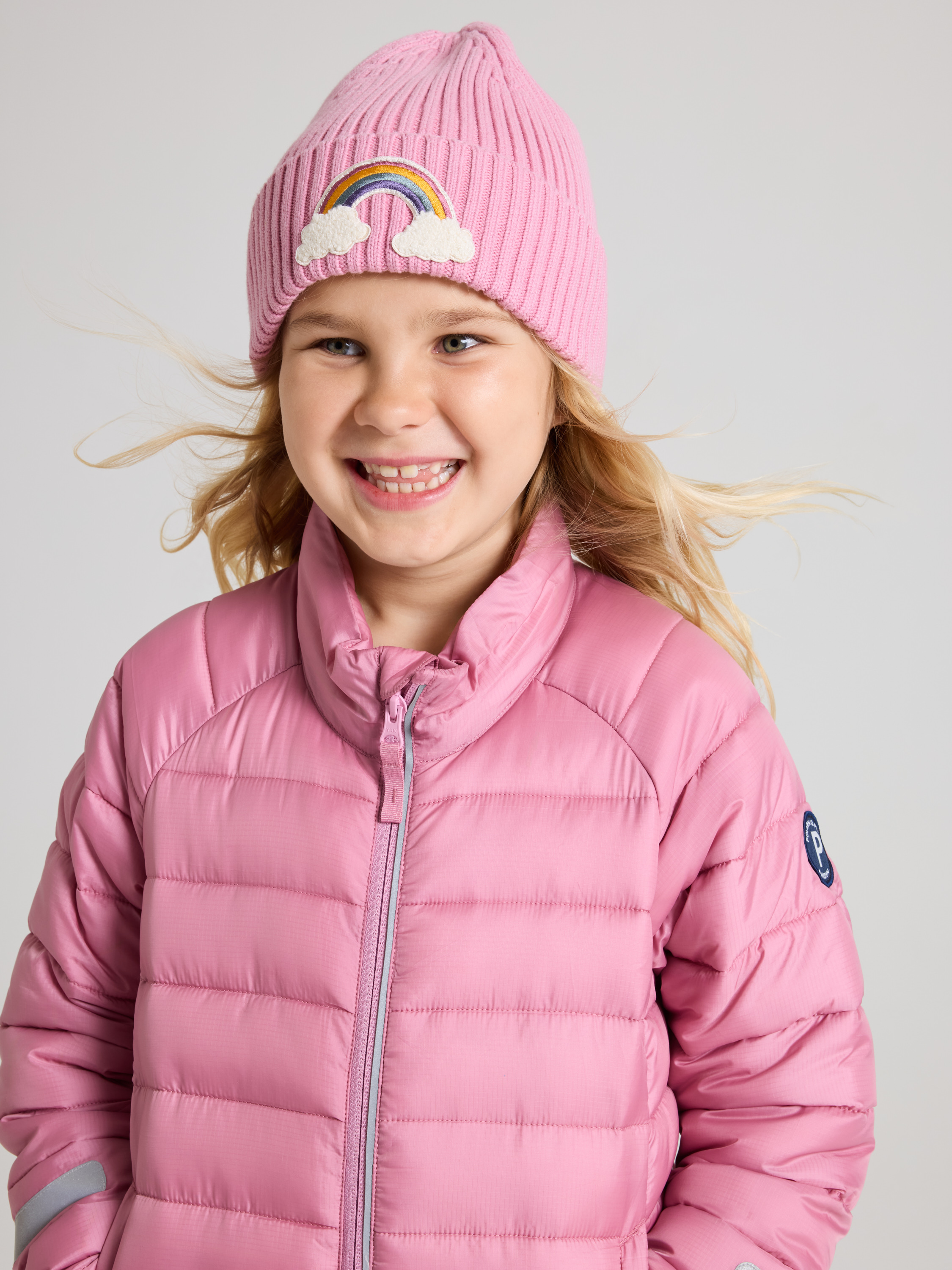 Ribbstickad mössa P-applikation | barnklader - accessoarer - mossor | BabyMode