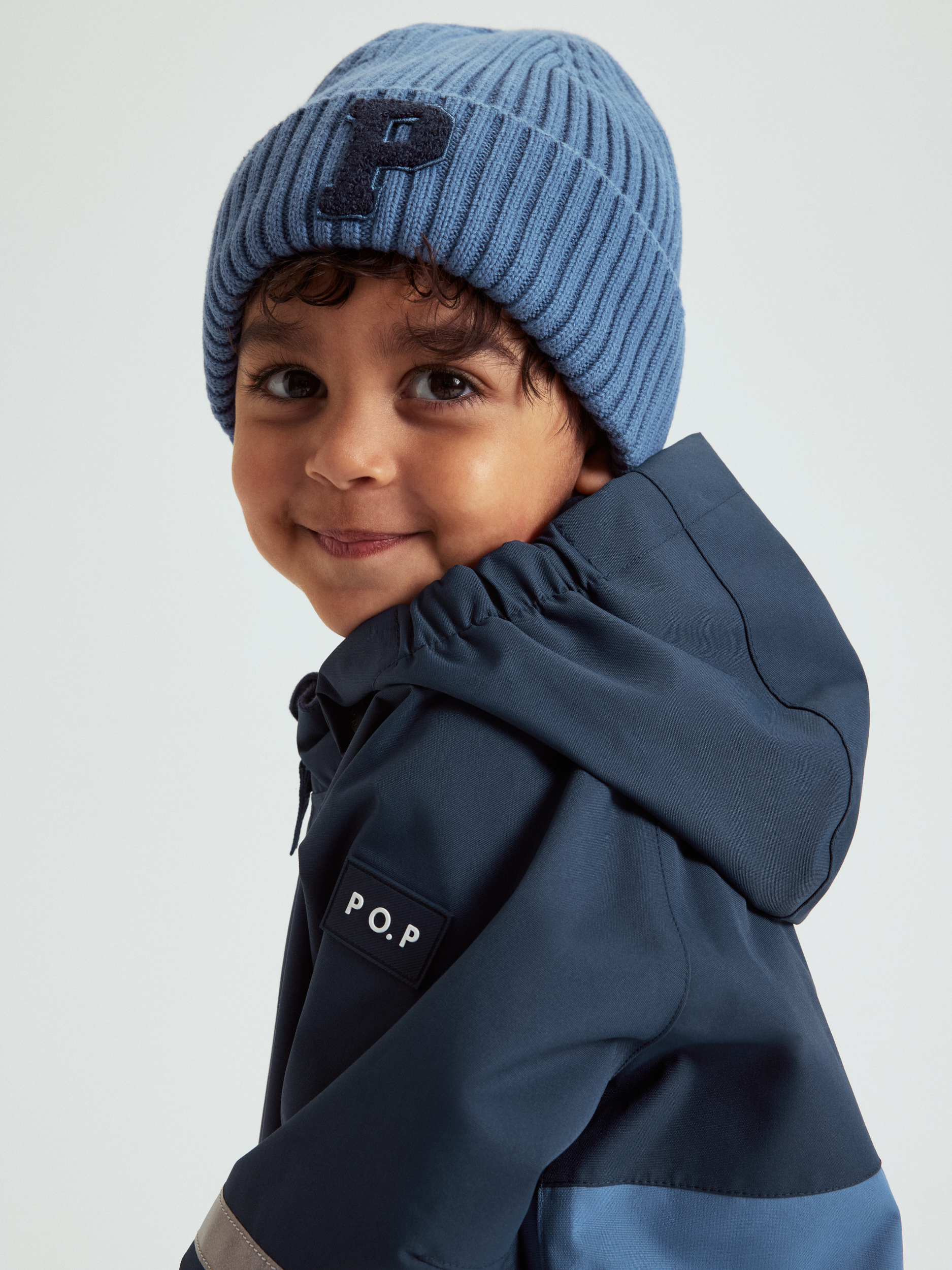 Ribbstickad mössa P-applikation | barnklader - accessoarer - mossor | BabyMode