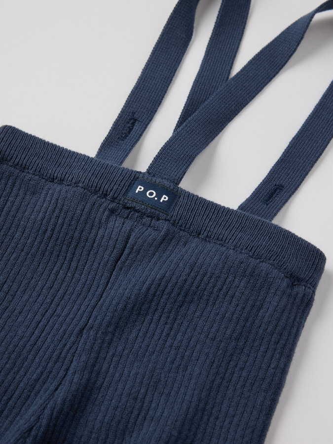 Stickad hängselbyxa Stickad hängselbyxa