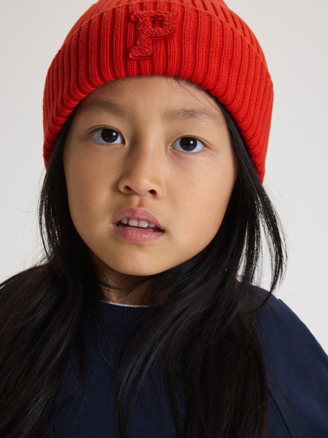 Ribbstickad mössa med applikation