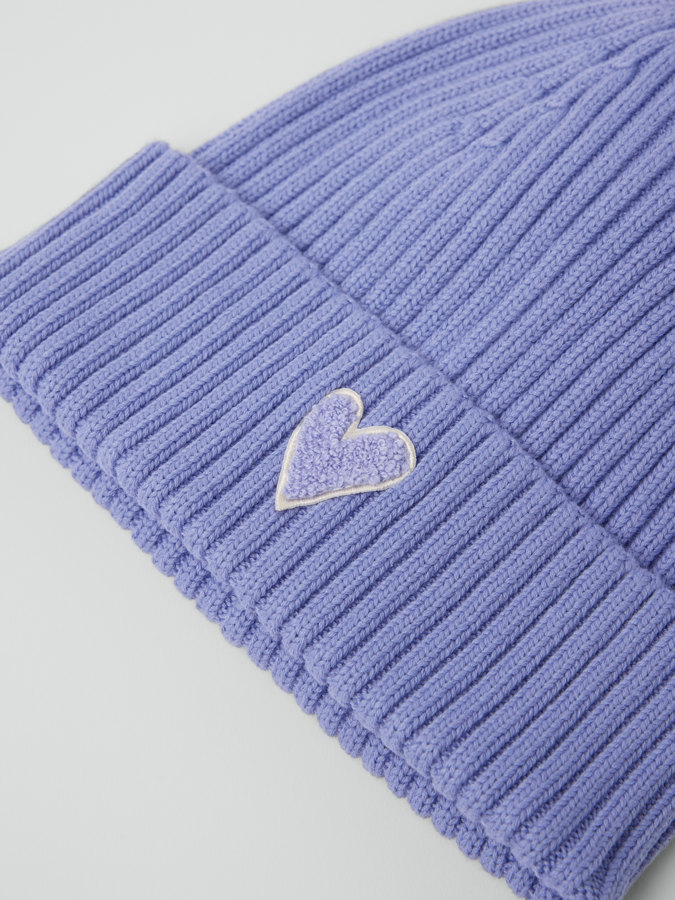 Ribbstickad mössa med applikation