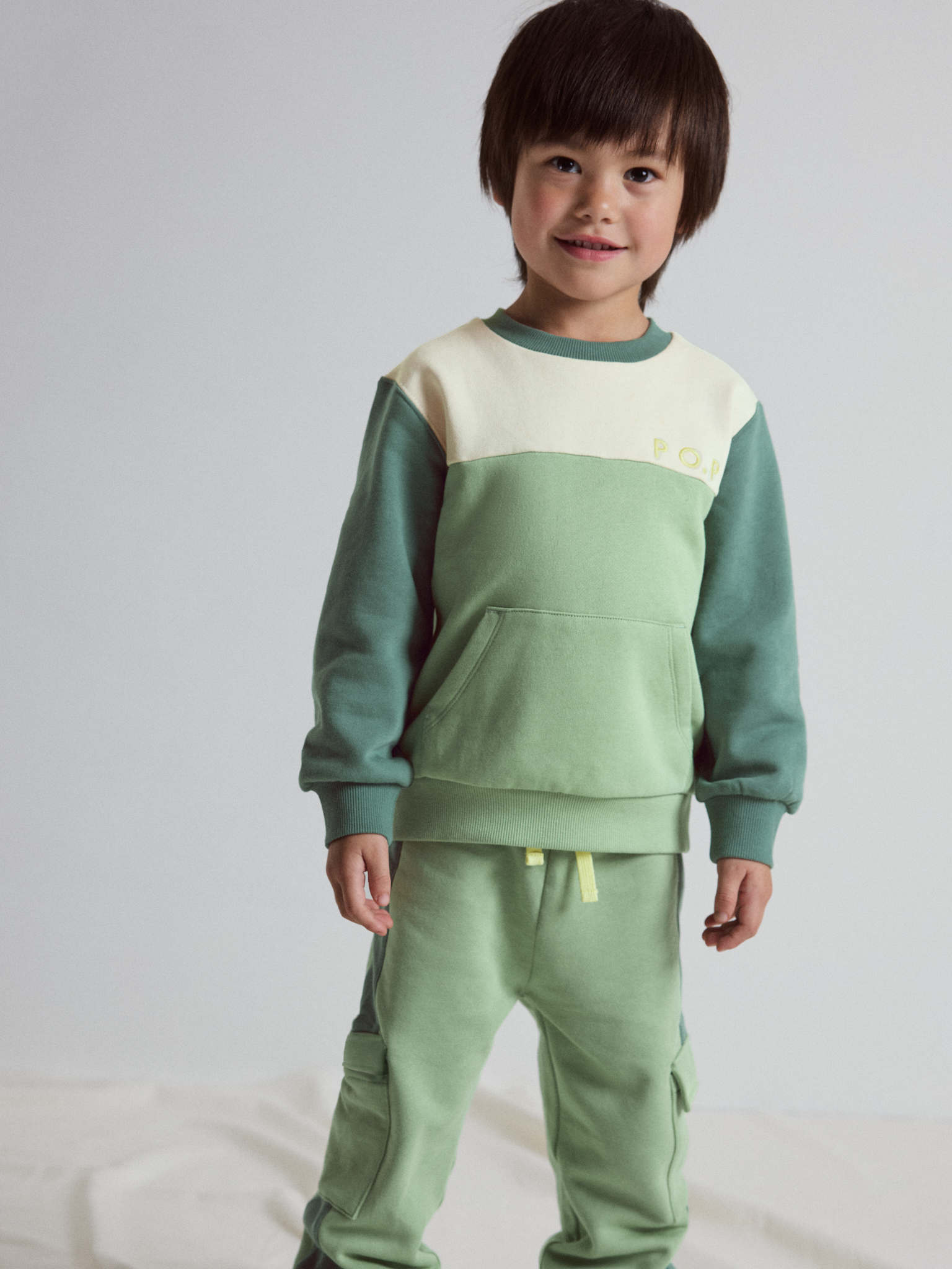 Sweatshirt med ficka | barnklader - klader - overdelar | BabyMode