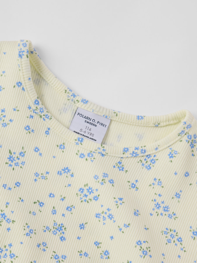 Ribbad t-shirt blommig Ribbad t-shirt blommig