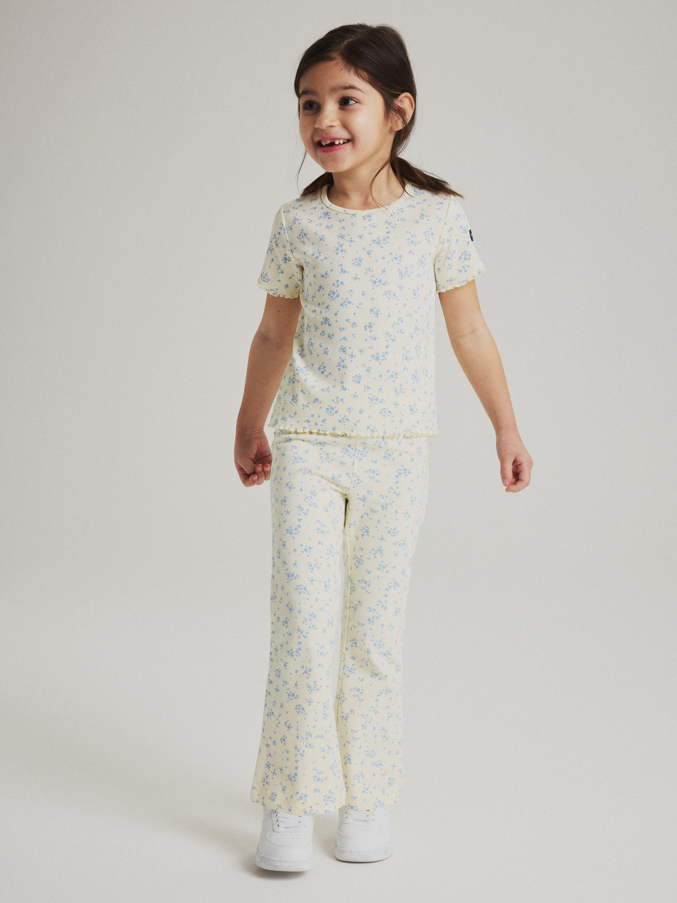 PLAY leggings utsvängda ben blommiga | barnklader - klader - underdelar - leggings | BabyMode