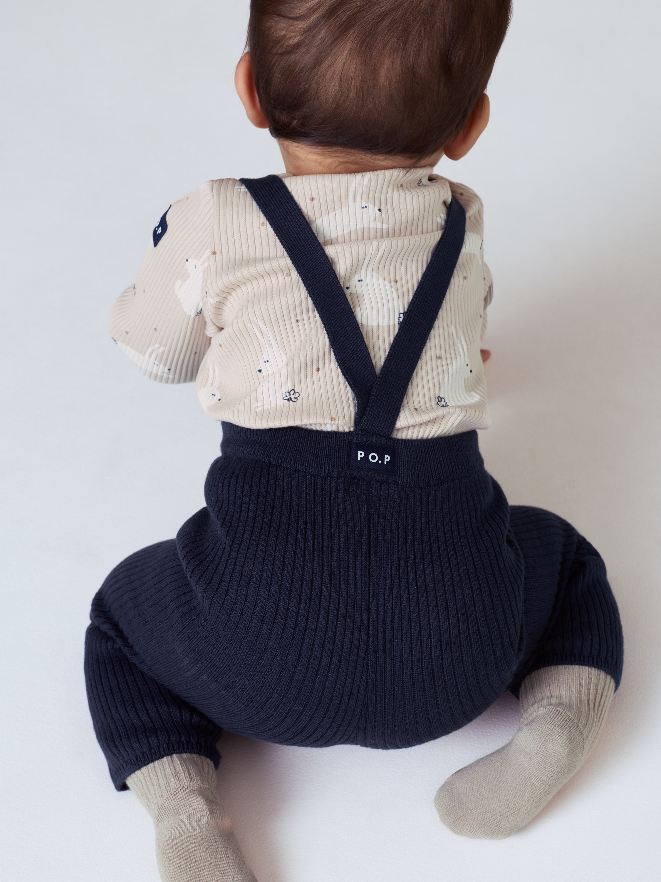 Stickad hängselbyxa | barnklader - klader - underdelar - byxor | BabyMode