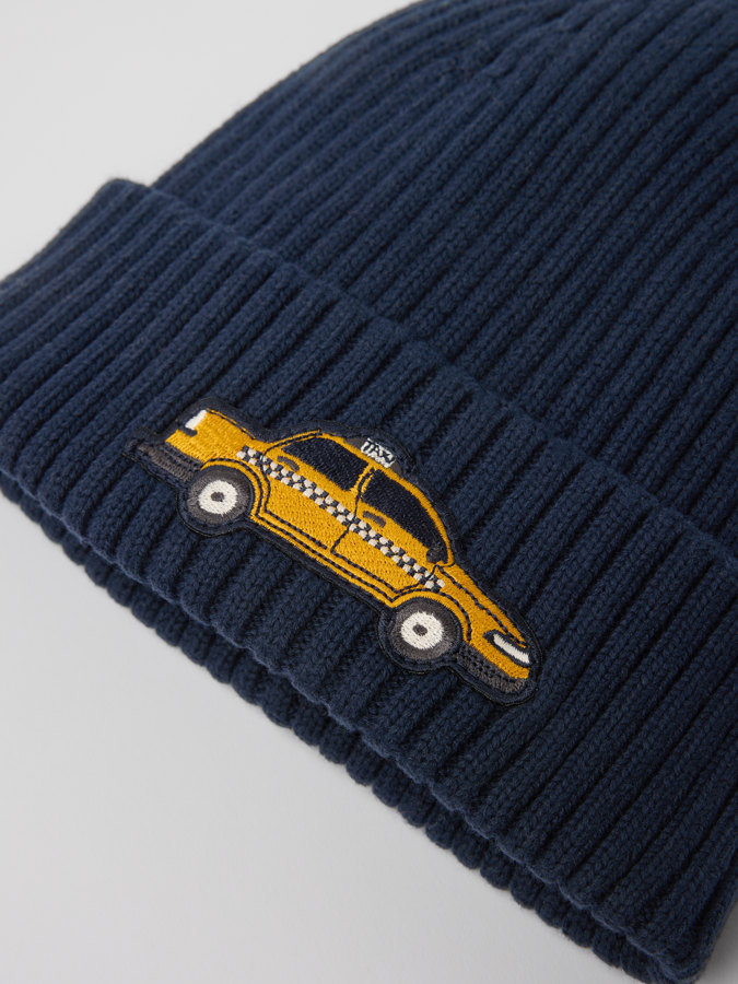 Ribbstickad mössa P-applikation Ribbstickad mössa P-applikation