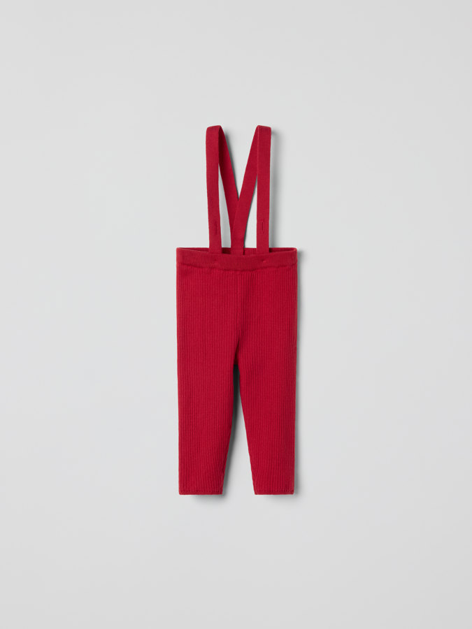 Stickad hängselbyxa Stickad hängselbyxa